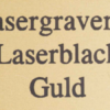 lasergravyr på guldfärgad platta