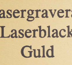 lasergravyr på guldfärgad platta